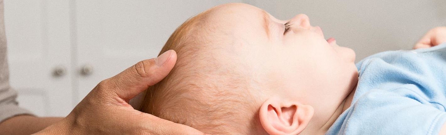 Como curar a cabeça achatada em recém-nascidos